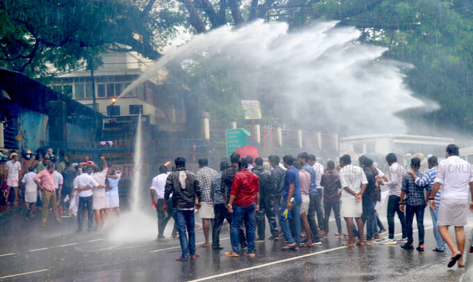 പൊതുജനത്തിനെ കുളിപ്പിച്ച നമ്മുടെ ജലപീരങ്കി!